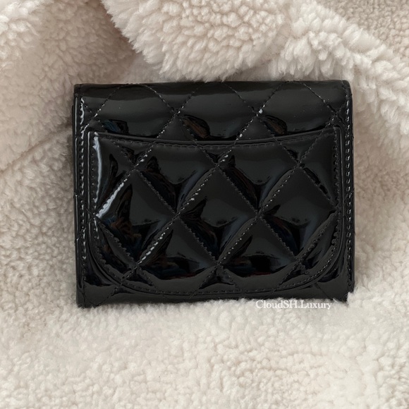 Auth Chanel XL Patent Leather Classic Quilted Flap Card Holder - Picture 2 of 9